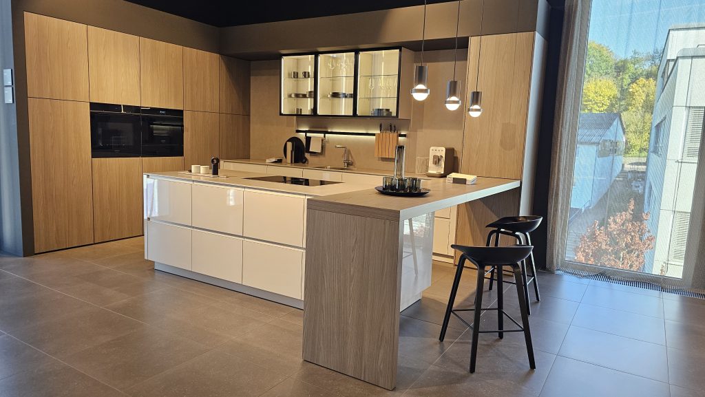 Îlot central, comptoir de bar et colonnes de rangement à Dannemarie : nos réalisations sur mesure