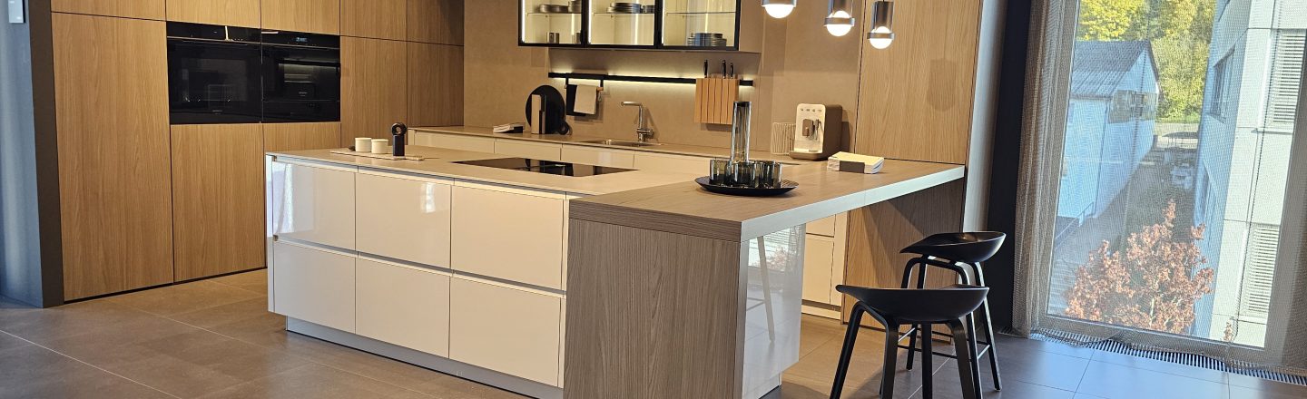 Îlot central, comptoir de bar et colonnes de rangement à Dannemarie : nos réalisations sur mesure