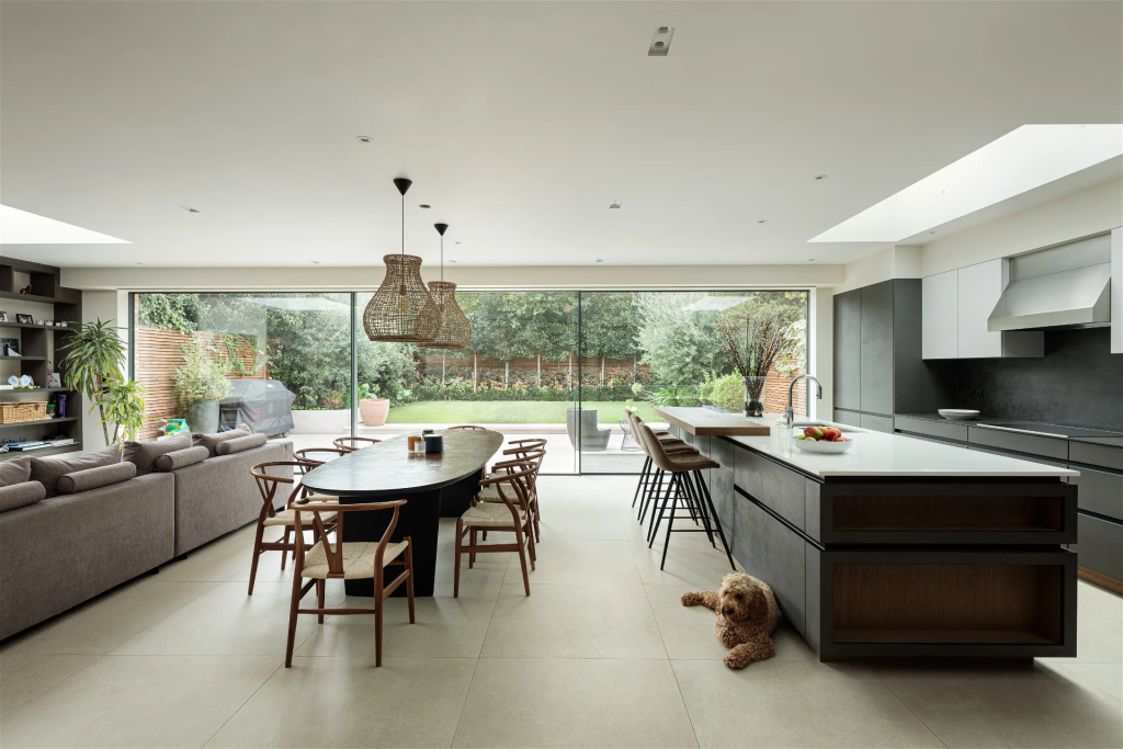 Cuisine Ouverte Contemporaine avec Îlot Central à Hésingue en Alsace