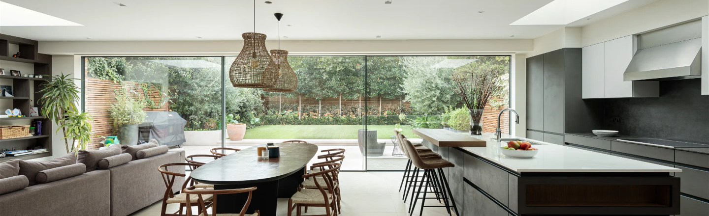 Cuisine Ouverte Contemporaine avec Îlot Central à Hésingue en Alsace