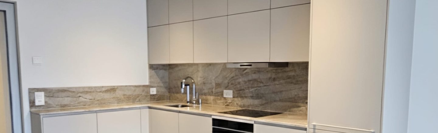 Cuisine moderne avec plan de travail en granit à Giromany dans le territoire de Belfort