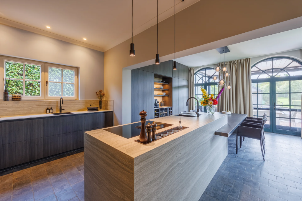 Îlot central avec plan de cuisson et rangement optimisé à Ferrette proche d&rsquo;Oltingue