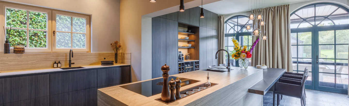 Îlot central avec plan de cuisson et rangement optimisé à Ferrette proche d&rsquo;Oltingue