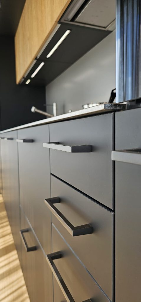 Cuisine équipée contemporaine avec électroménager intégré à Altkirch proche de Carspach