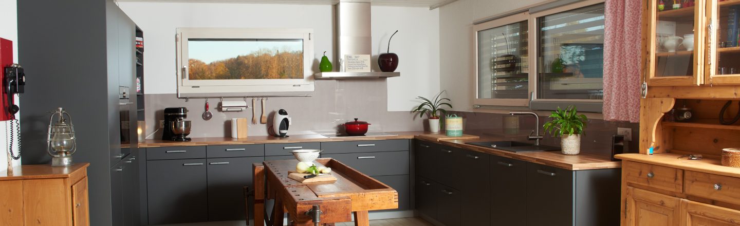 Cuisine design avec plan de travail en bois massif à Waldighofen proche de Muespach